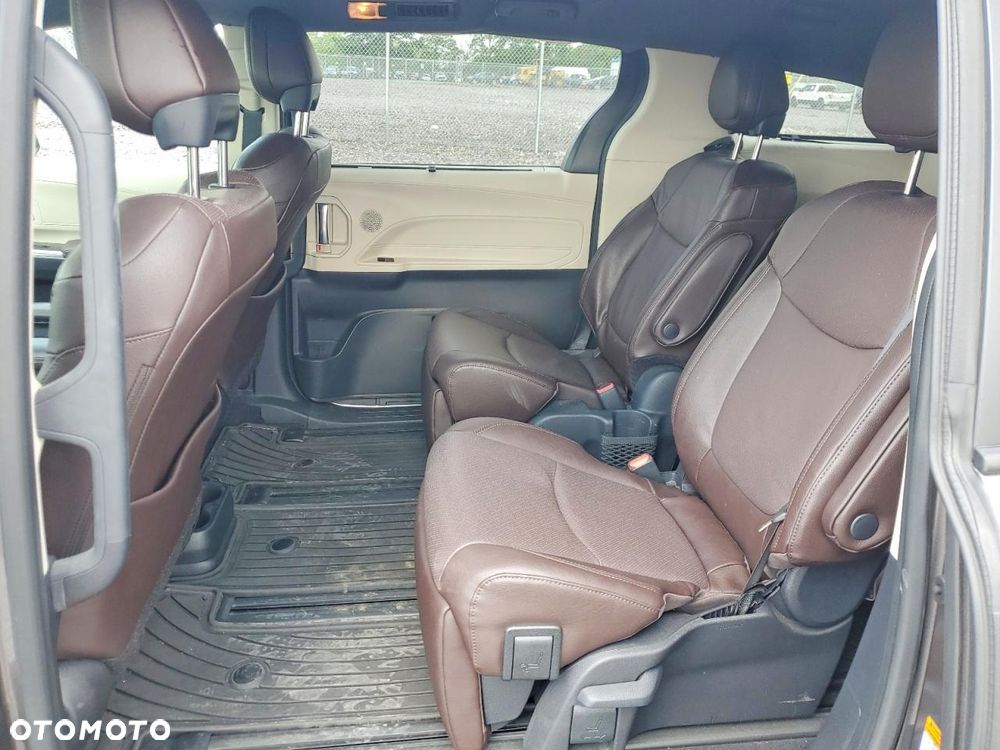Toyota Sienna - 9