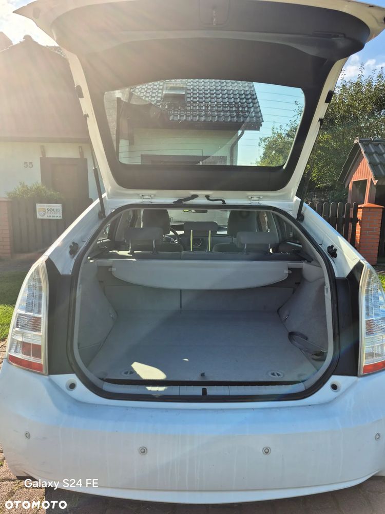 Toyota Prius (Hybrid) - 8