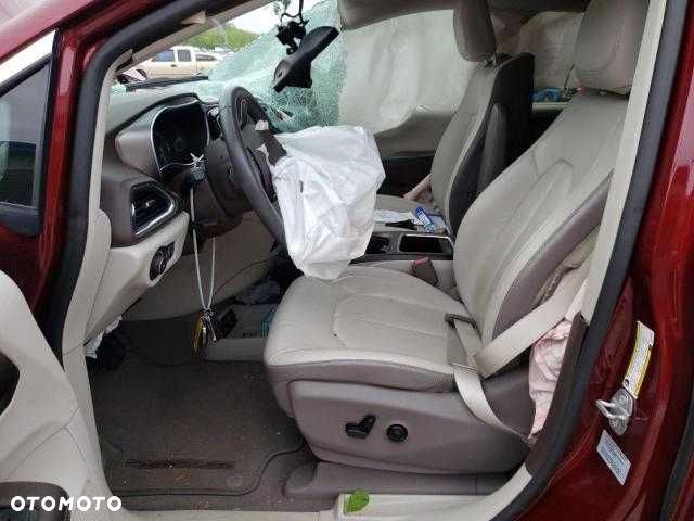 Chrysler Pacifica z 2017 roku. - 8