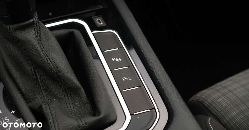 Volkswagen Passat Variant 2.0 TDI SCR DSG 4Motion Business - 34