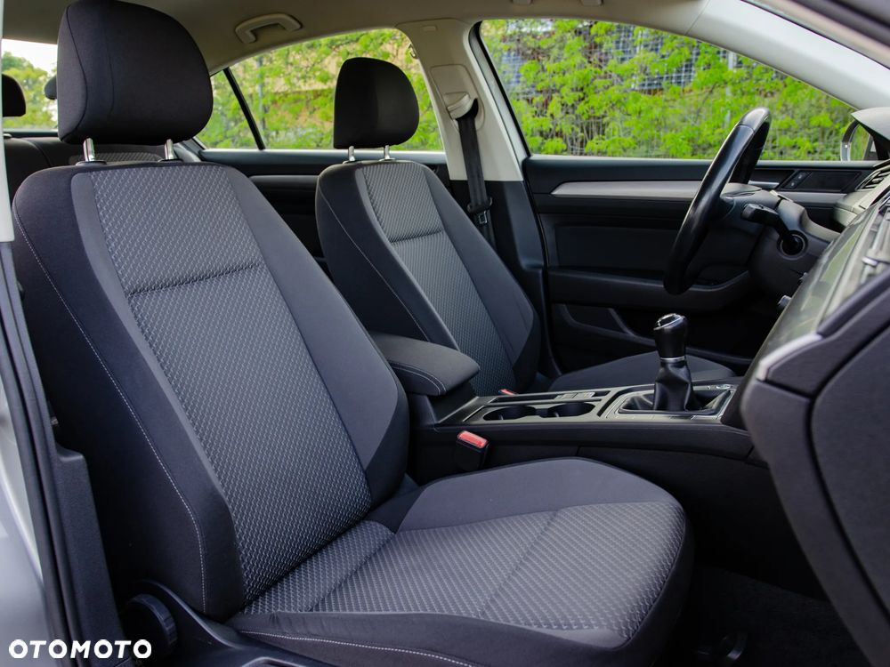 Volkswagen Passat 2.0 TDI SCR Comfortline - 19