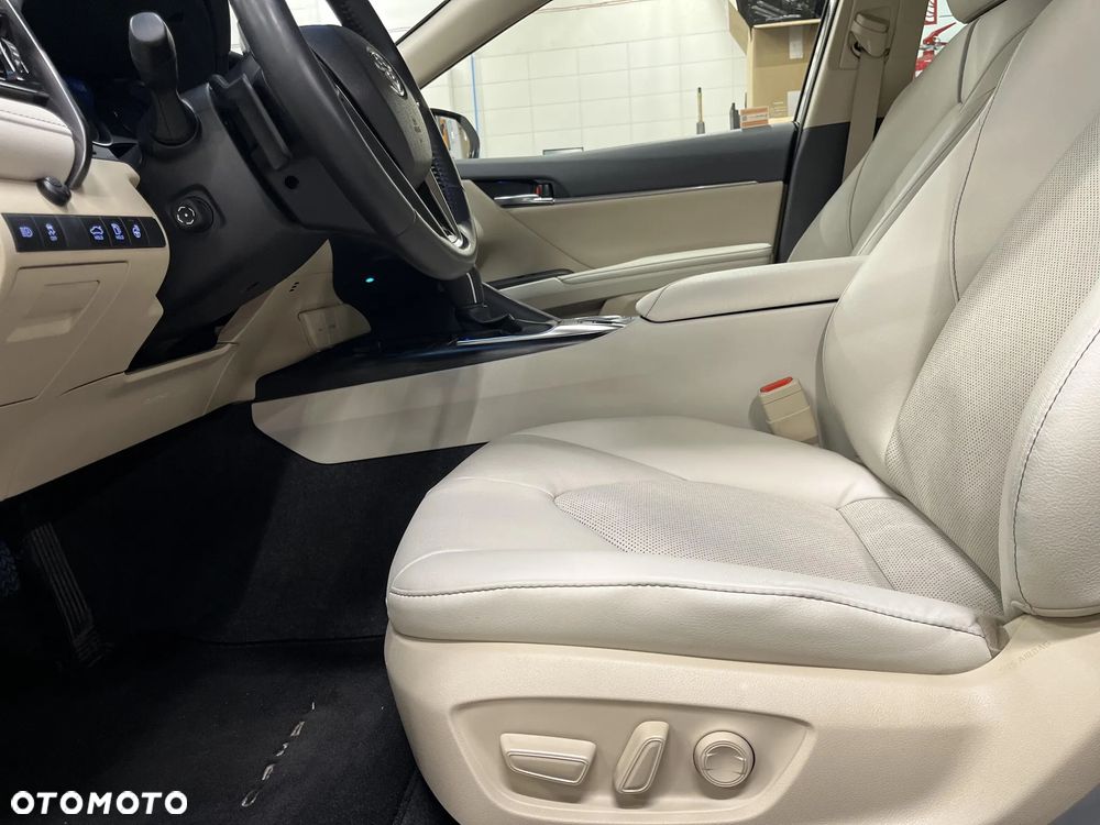 Toyota Camry 2.5 Hybrid Executive CVT - 10