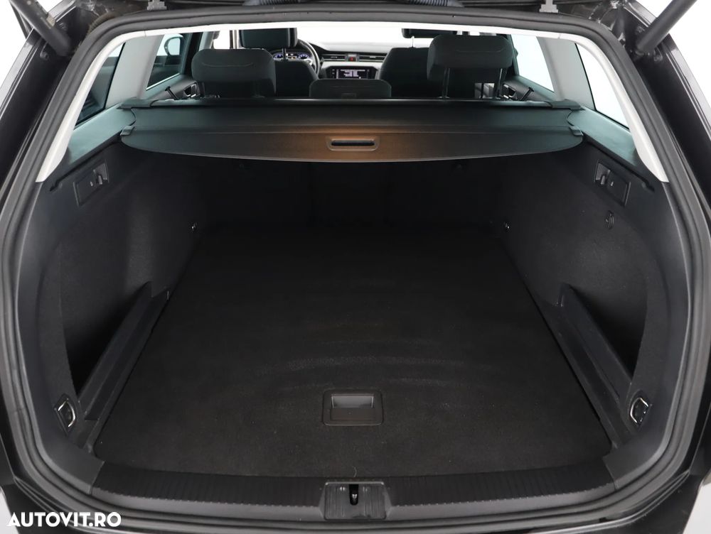 Volkswagen Passat Variant 2.0 TDI SCR DSG BlueMotion Comfortline - 24