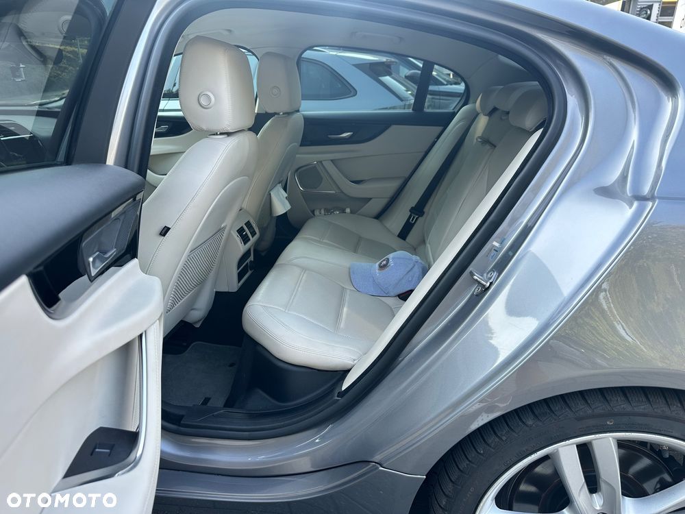 Jaguar XE 2.0 D180 R-Dynamic S - 11