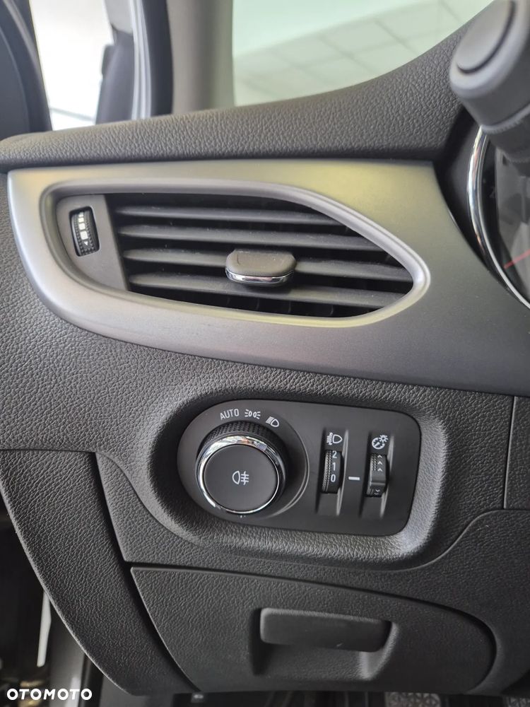 Opel Astra V 1.2 T Elegance S&S - 24