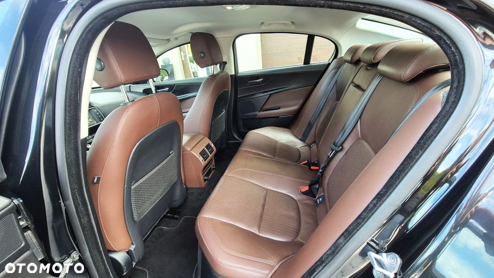 Jaguar XE 2.0 D Portfolio - 25