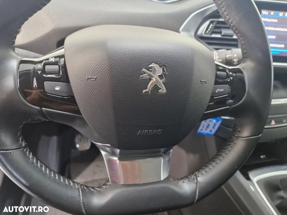 Peugeot 308 1.2 L PureTech Turbo S&S Allure - 12