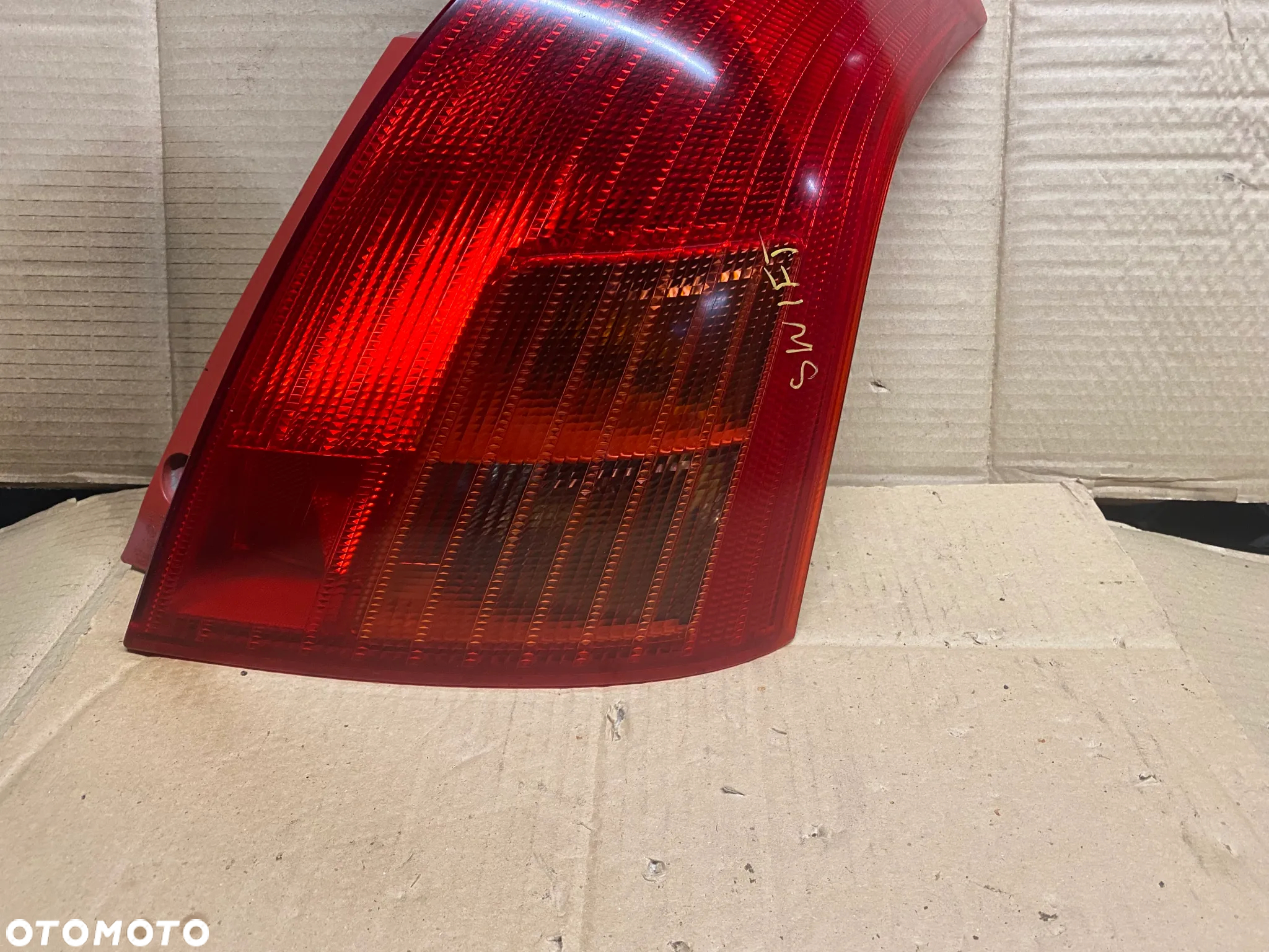 LAMPA TYLNA PRAWA SUZUKI SWIFT IV P4476R - 2