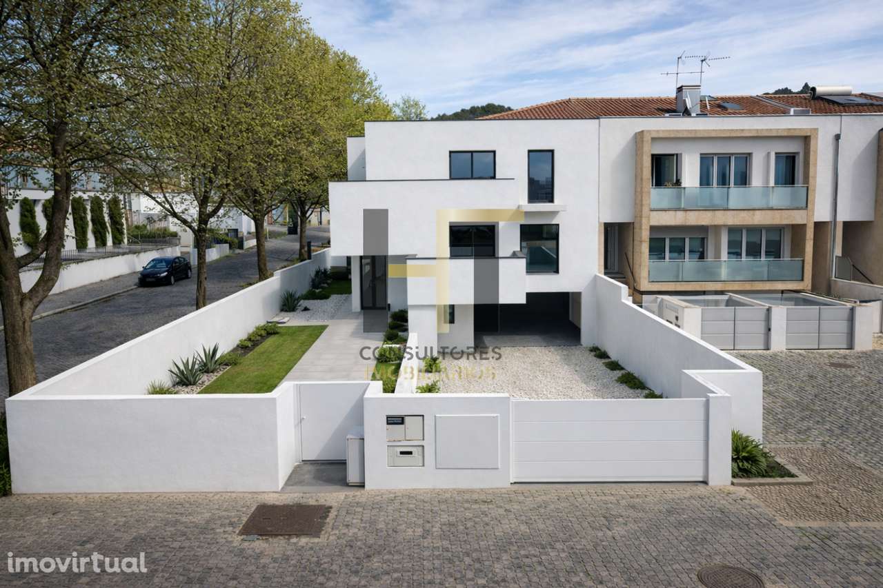 Moradia T3 | 235m² de Logradouro + Possibilidade de Piscina | Varanda - Grande imagem: 2/58