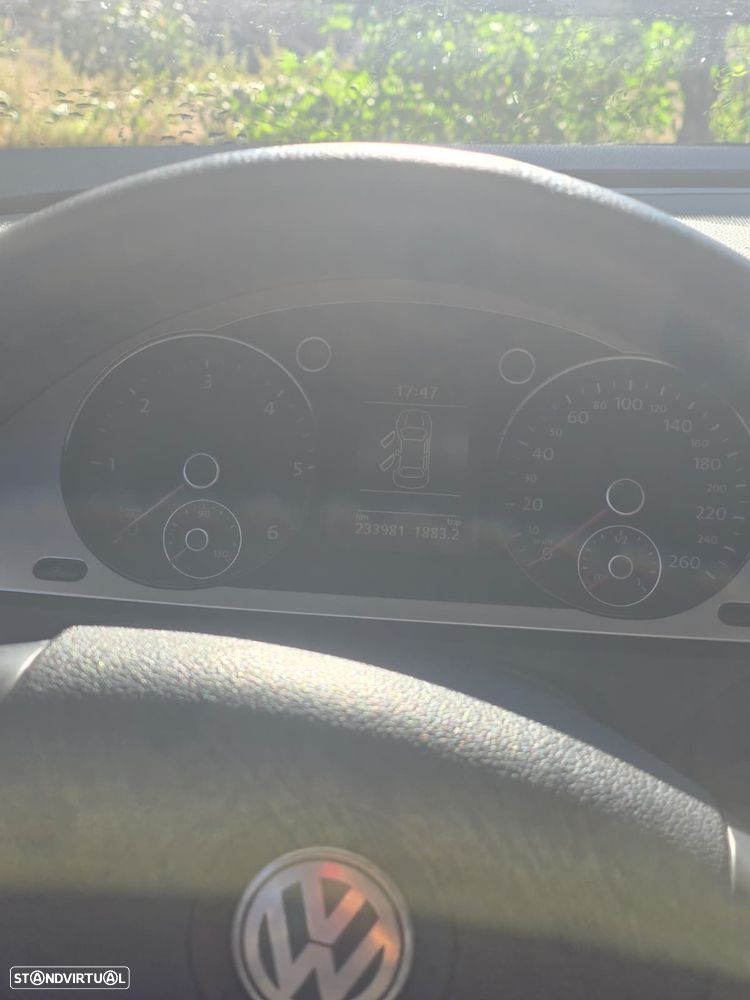VW Passat 2.0 TDI Trendline BlueMotion - 24