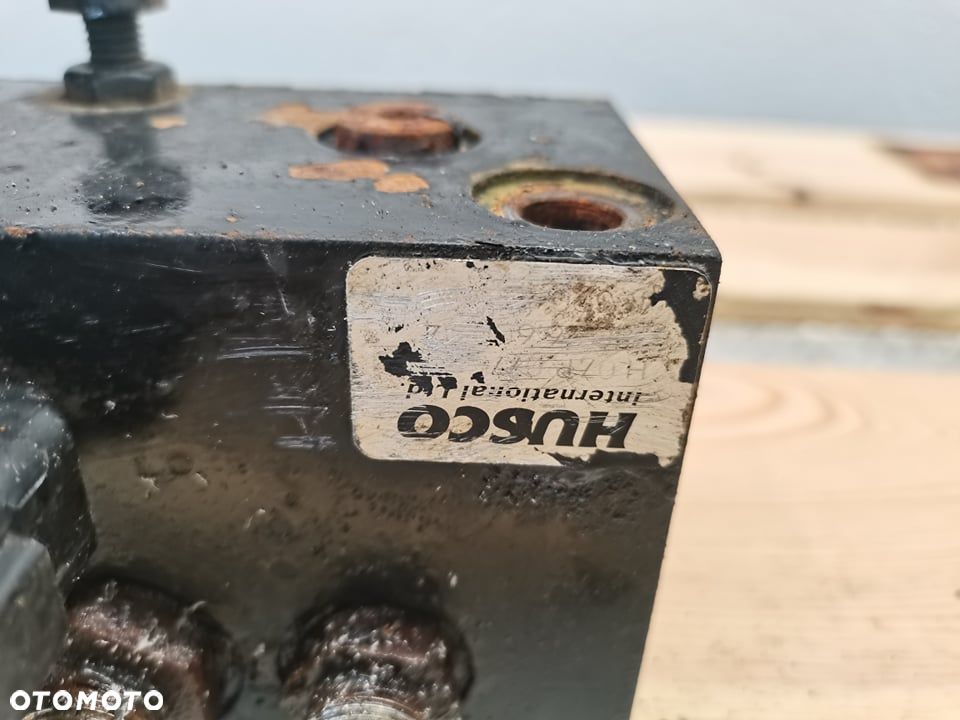 Blok zaworowy sterowania osią Massey Ferguson 7480 - 2