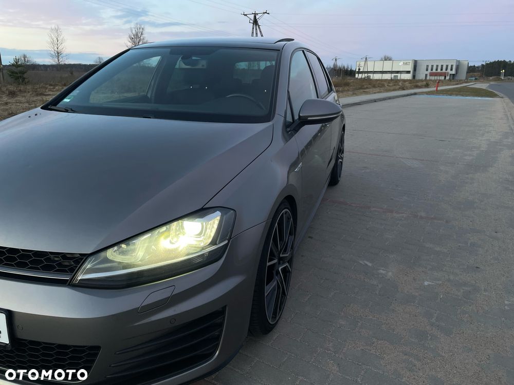 Volkswagen Golf - 28