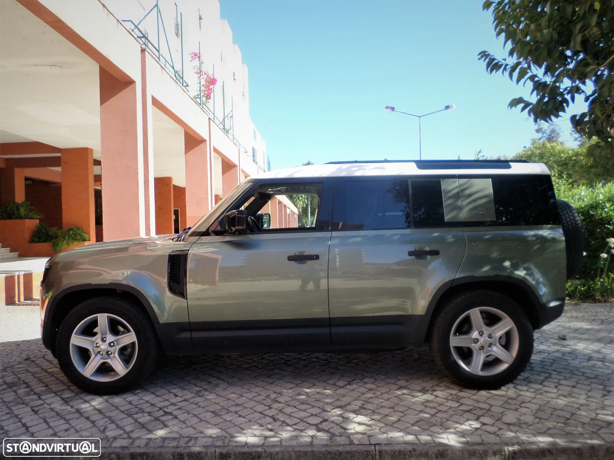 Land Rover Defender 2.0 D 110 AWD First Edition - 2