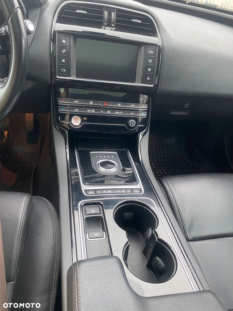 Jaguar XE 25t Prestige - 10