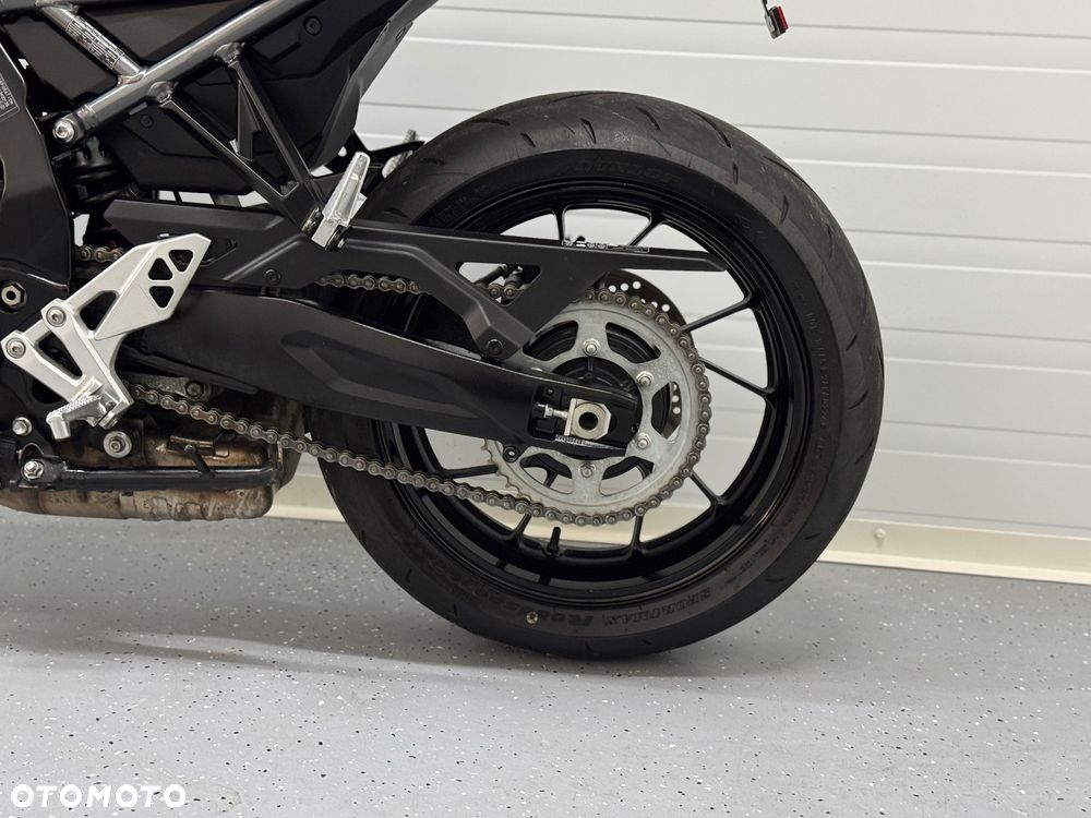 Suzuki GSX - 17