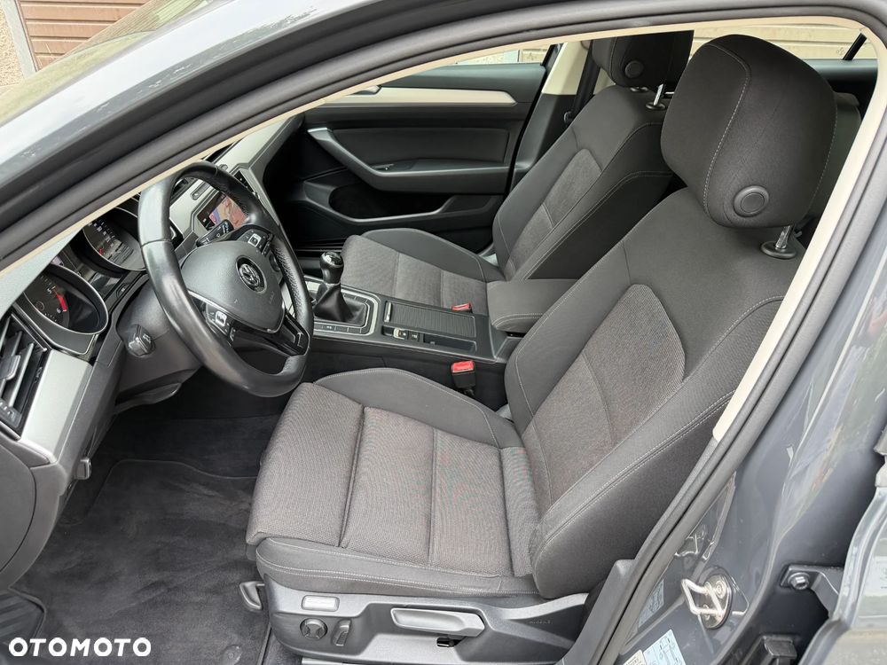 Volkswagen Passat - 11