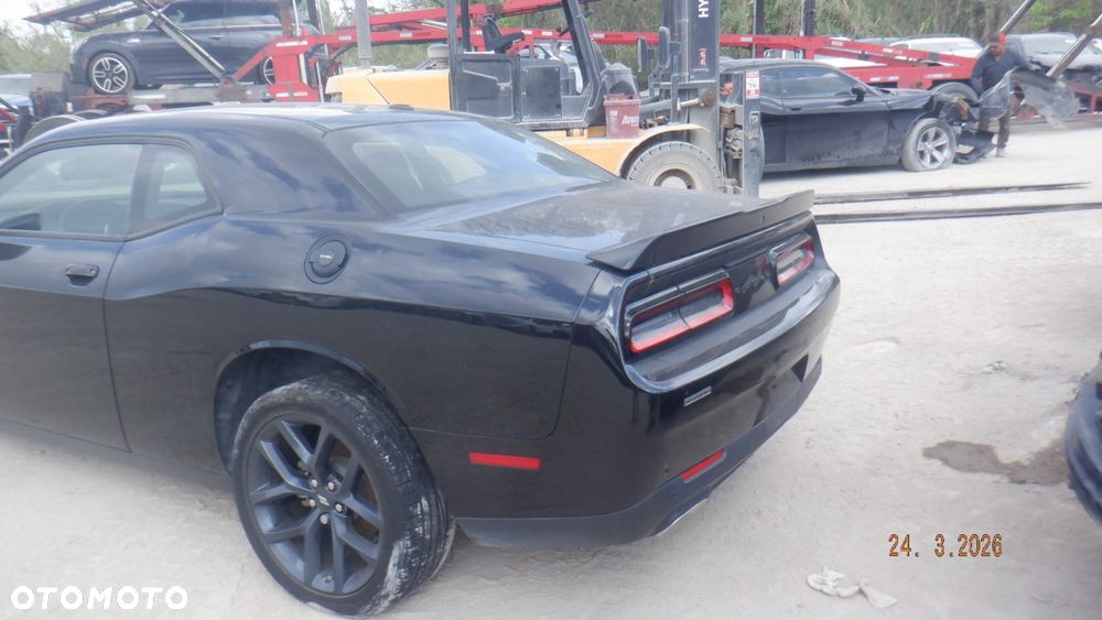 Dodge Challenger - 12