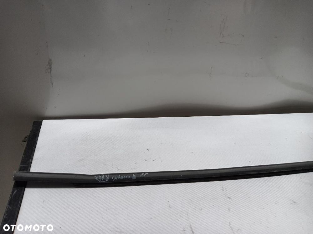 LISTWA ZGARNIAJĄCA TYŁ TYLNA LEWA SKODA OCTAVIA IV 5E7899477 - 2