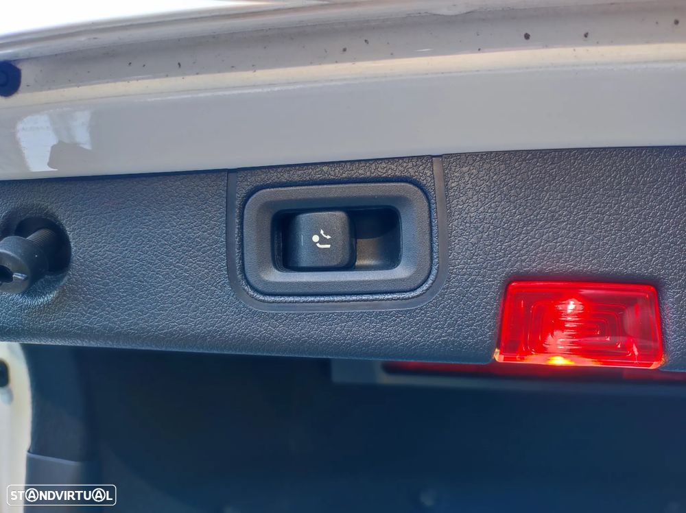 Mercedes-Benz A 250 Limousine e 8G-DCT Progressive - 24