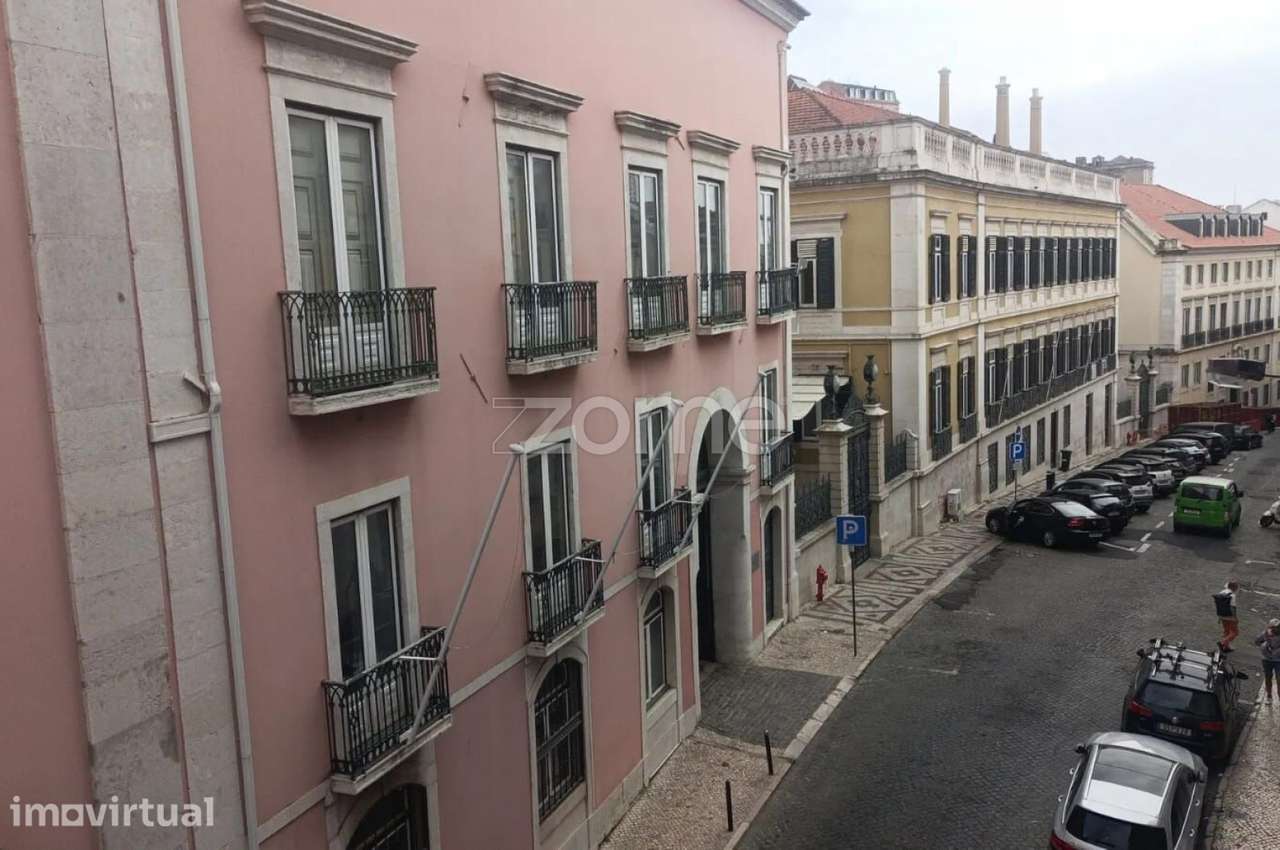 Prédio devoluto junto à Av. da Liberdade. - Grande imagem: 2/23