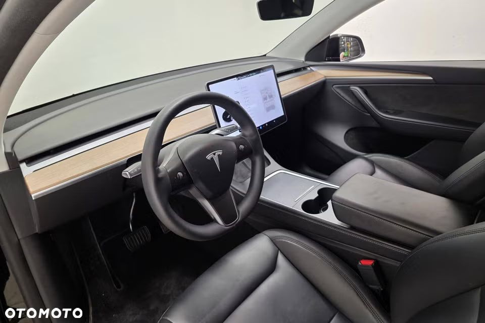 Tesla Model Y Long Range AWD - 7