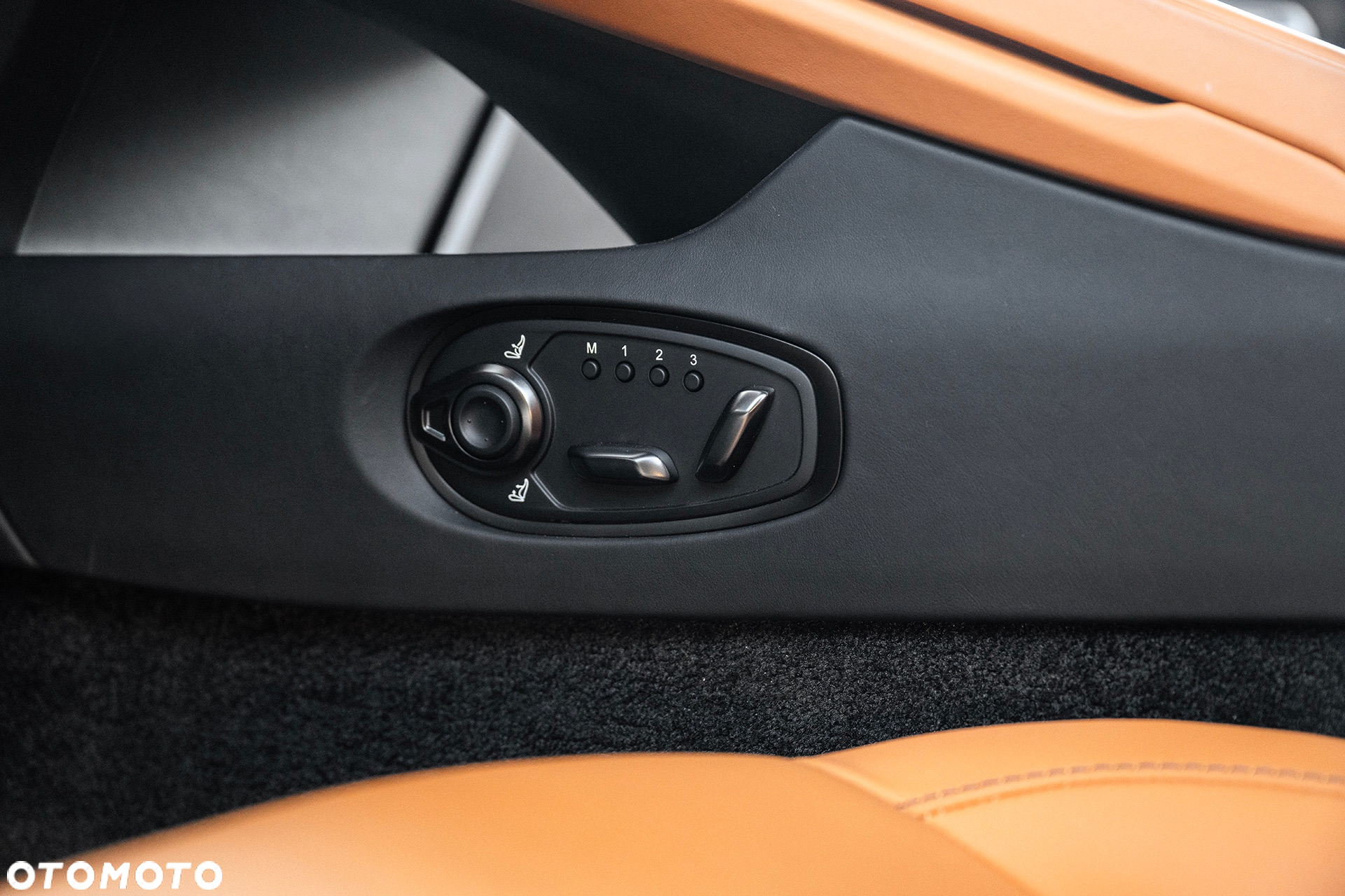 Aston Martin DB12 - 37