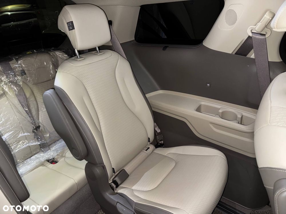 Kia Carnival - 24