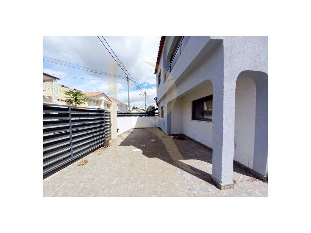 Moradia geminada remodelada T3+2 com logradouro, anexo e terraço em... - Grande imagem: 3/46