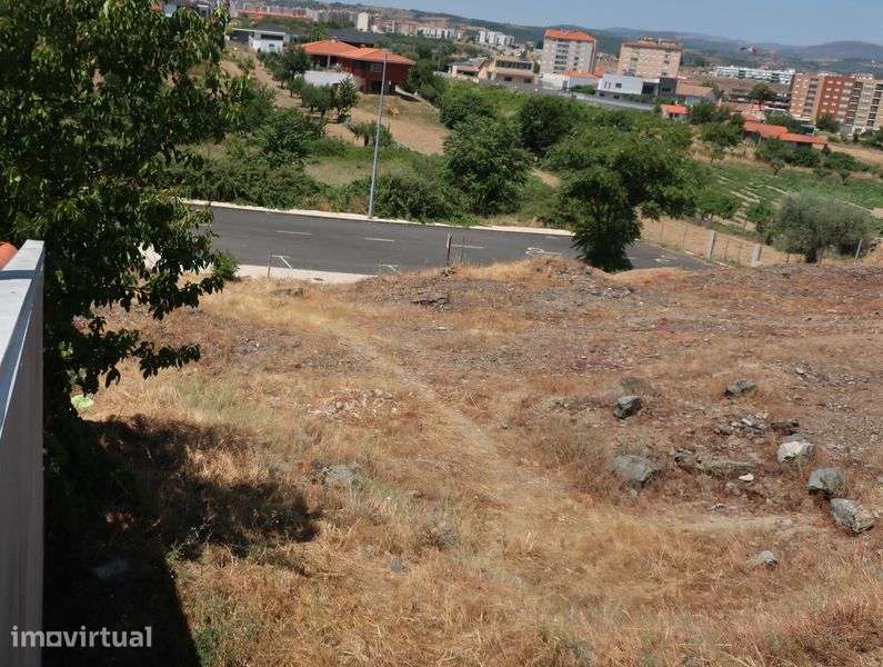 Terreno de 4 frentes para moradia