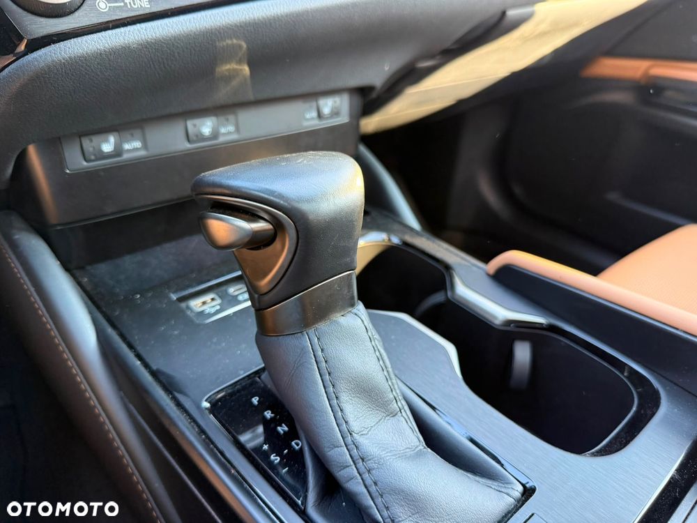 Lexus ES 300h Prestige - 29