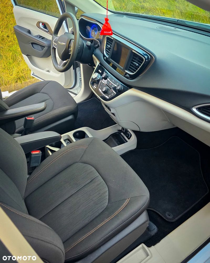 Chrysler Pacifica - 17