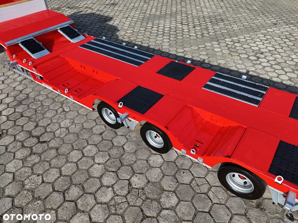 Inny 4 OSIOWA NISKOPODWOZIOWA z zagłębieniami na koła, rozciągana 5.000mm, długie najazdy 70T DMC - 28