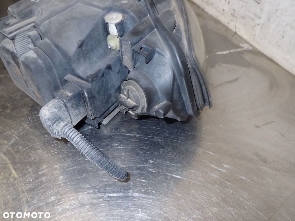 LAMPA PRAWA PRZEDNIA XENON AUDI A3 8P 2.0TDI - 5