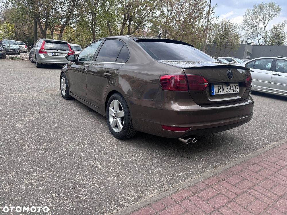 Volkswagen Jetta 2.0 TDI Highline - 3