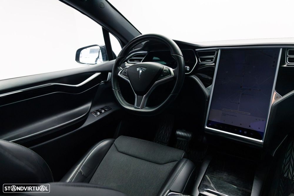 Tesla Model X - 15