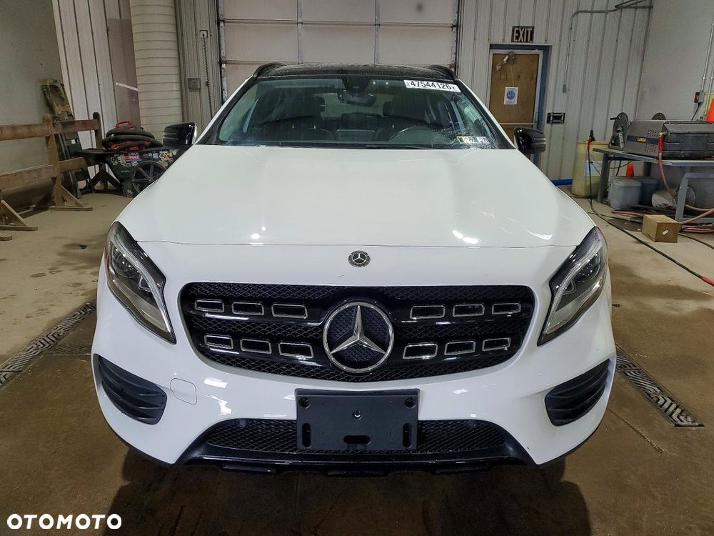 Mercedes-Benz GLA 250 4Matic 7G-DCT - 5