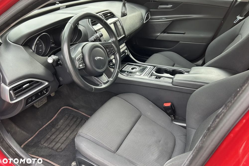 Jaguar XE 2.0 D Prestige - 11