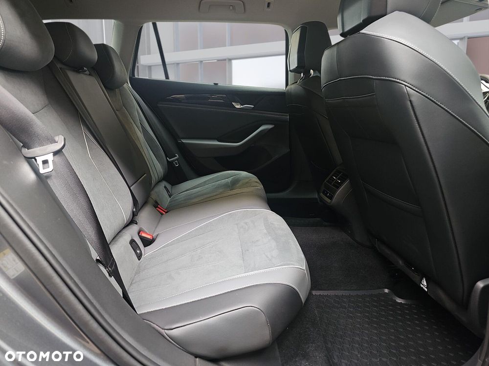 Volkswagen Passat - 12