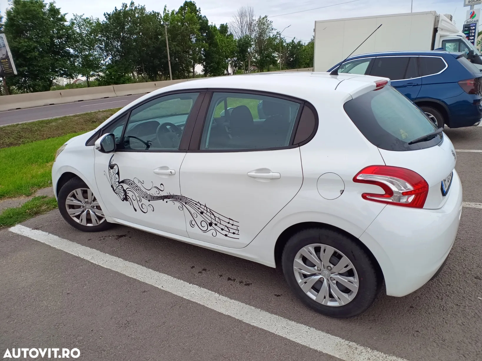 Peugeot 208 - 8