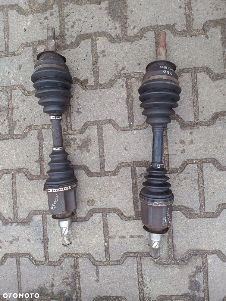 PÓŁOŚ PRAWY LEWY PRZÓD NISSAN NAVARA (D40)