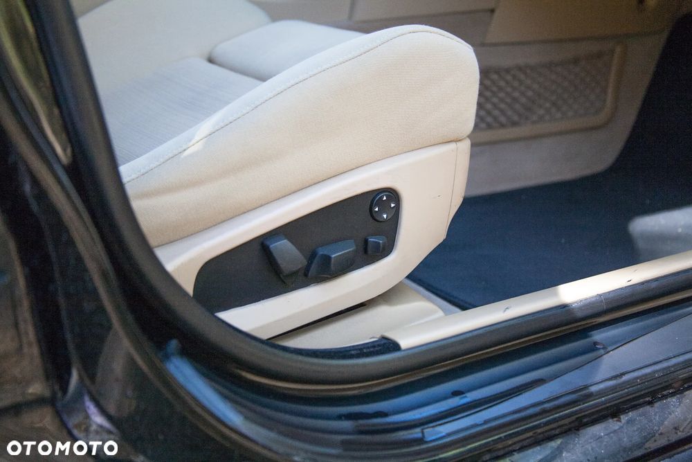 BMW Seria 5 525d - 32