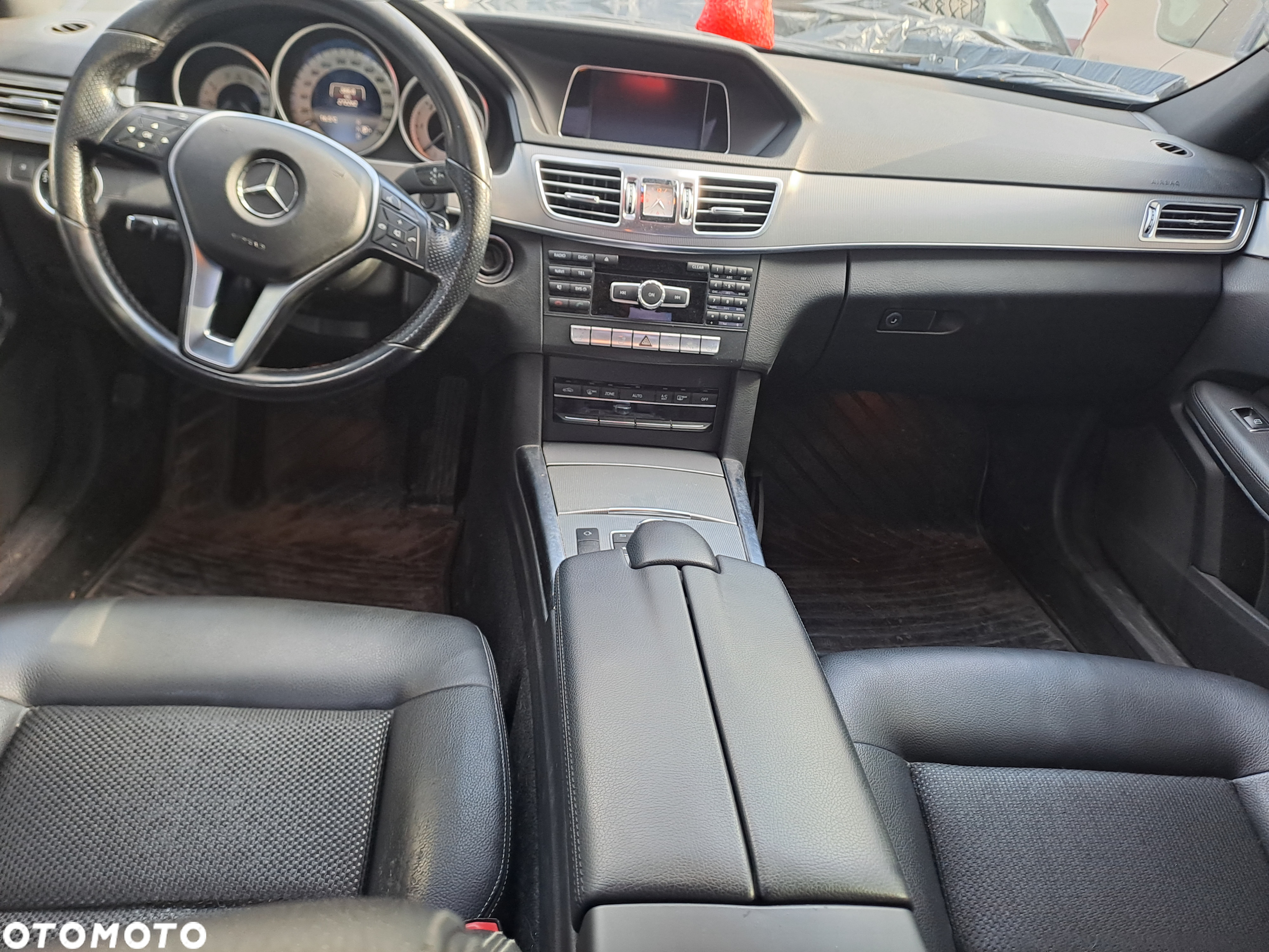 Mercedes-Benz Klasa E 220 T CDI DPF BlueEFFICIENCY 7G-TRONIC - 26