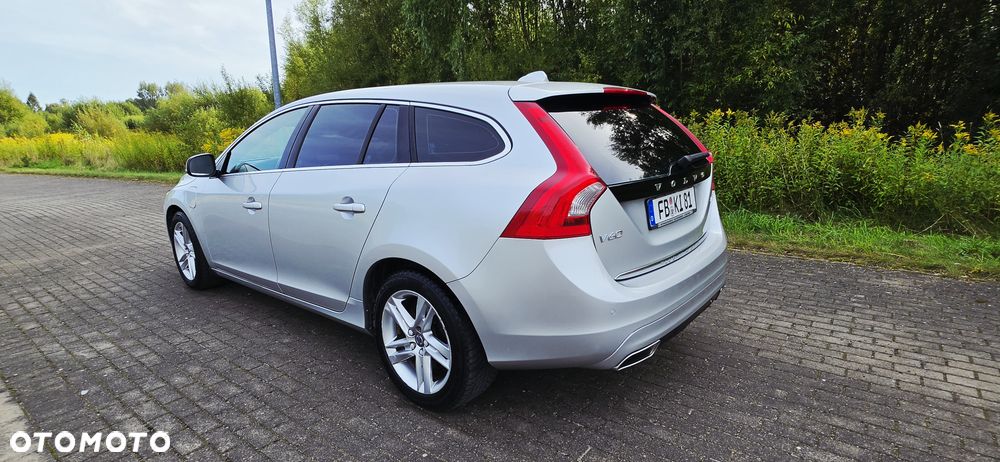 Volvo V60 D6 AWD Plug-in Hybrid R-Design Momentum - 5