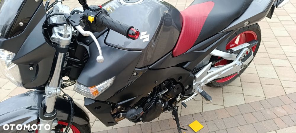 Suzuki GSR - 10