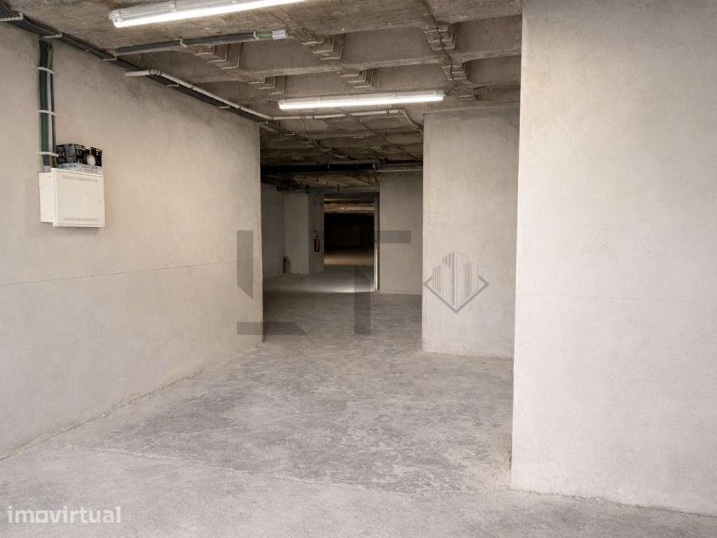 Loja Comercial com 940m2 e Garagem para Arrendamento na Av. 5 de Ou... - Grande imagem: 4/14
