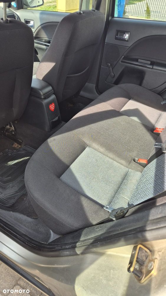 Ford Mondeo 1.8 Ghia - 12
