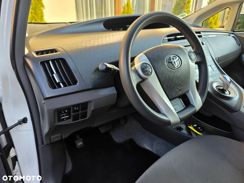 Toyota Prius (Hybrid) - 27