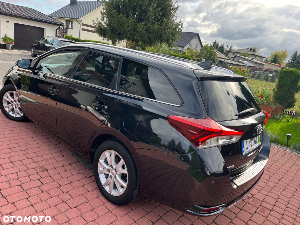 Toyota Auris ver-1-8-hsd-luna - 5