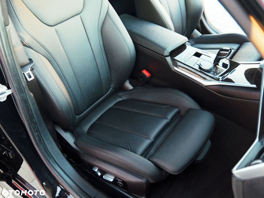 BMW Seria 3 330i xDrive M Sport - 22