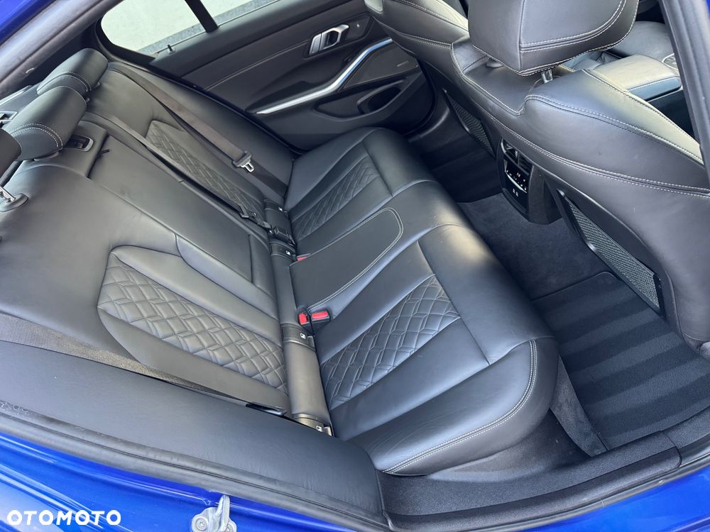 BMW Seria 3 330e M Sport - 23